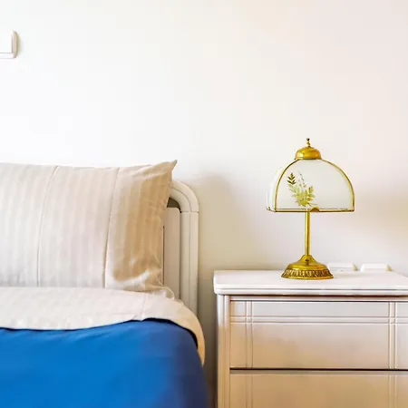 Spacious & Bright Apt Near Acropolis