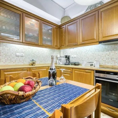 Spacious & Bright Apt Near Acropolis *